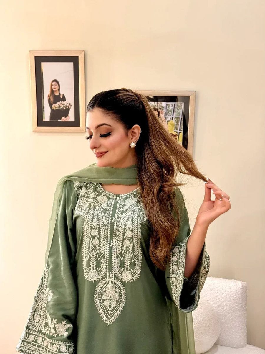 RR-MR2740 Unstitched Embroidered Lawn Suit 3pc With Bamber Chiffon Embroidered Dupatta